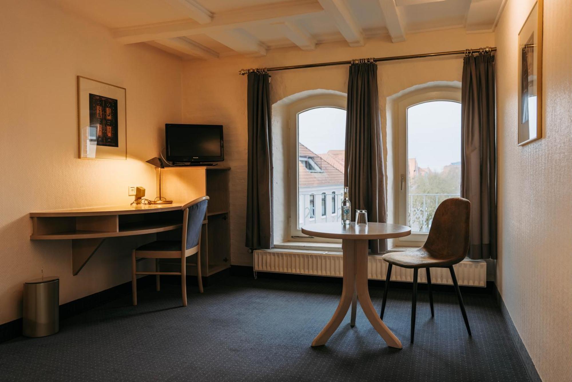 Zur Muehle - Hotel Am Fleth Букстехуде Экстерьер фото